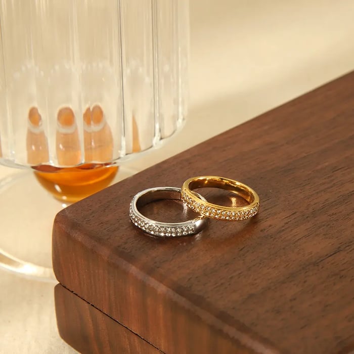 1 simple and stylish  gold-plated stainless steel full diamond ring for women's daily wear